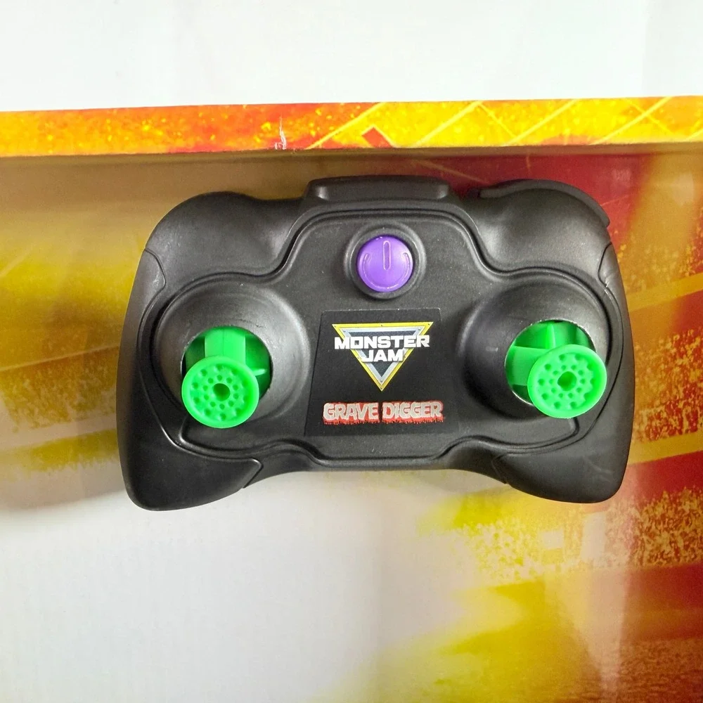 Monster Jam Smash & Bash Grave Digger Remote Control Truck 1:15 Scale New
